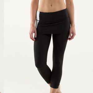 Lululemon A Go Go skirted crop 4 black mod dot EUC